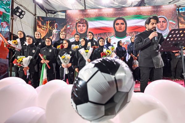 Blumen-und-Jubel-Iranische-Fu-ballerinnen-in-Teheran-empfangen