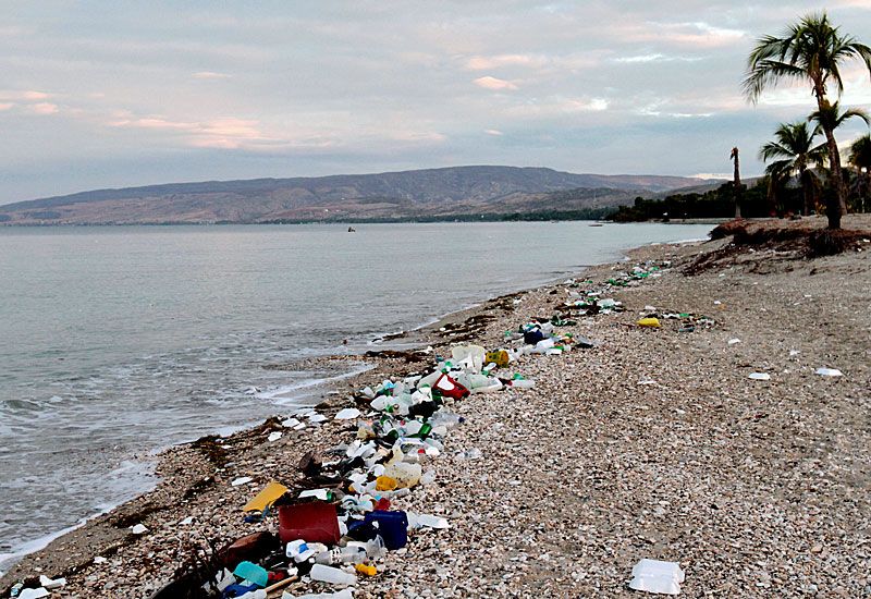 Millionen Tonnen Plastik Gelangen Jährlich Vom Land Ins Meer - Natur ...