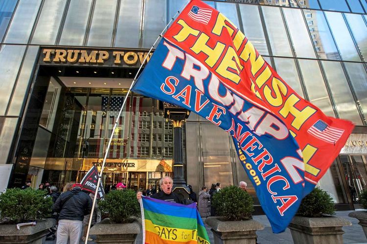 Bereits Ende März versammelten sich Anhänger Donald Trumps vor dem Trump-Tower in New York, um ihr Idol anlässlich eines Hearings in der Schweigegeld-Causa zu unterstützen.