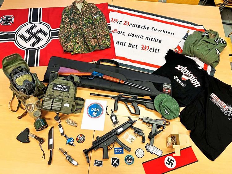 NS-Gegenstände, Gasmasken und Waffen auf einem Tisch