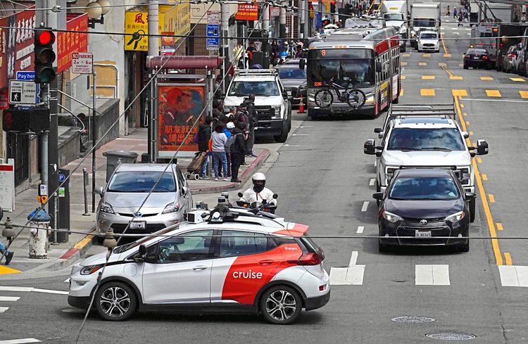 Ein selbstfahrendes Taxi von Cruise in den Straßen von San Francisco.