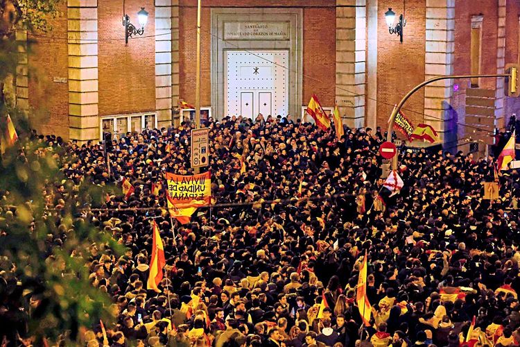 Menschenmasse bei Protest in Madrid
