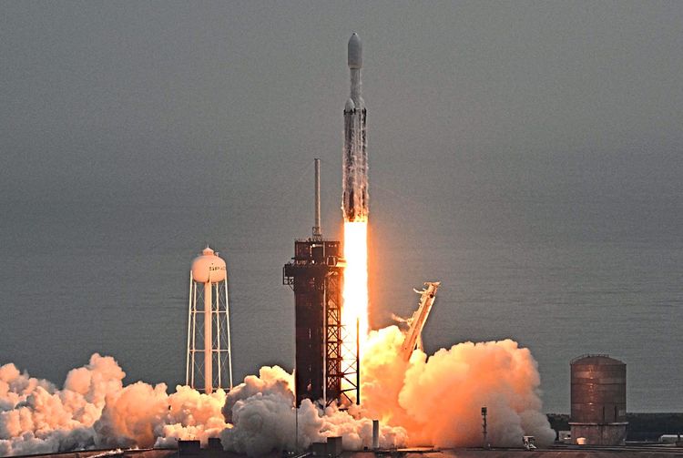 Falcon-Heavy-Rakete von Space X startet mit der Raumsonde Psyche der Nasa.