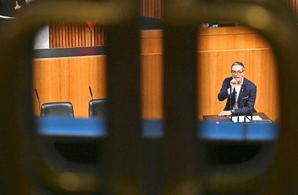 Debatten-um-Remigration-und-Reaktion-auf-Kickls-Ohrfeigen-Geste