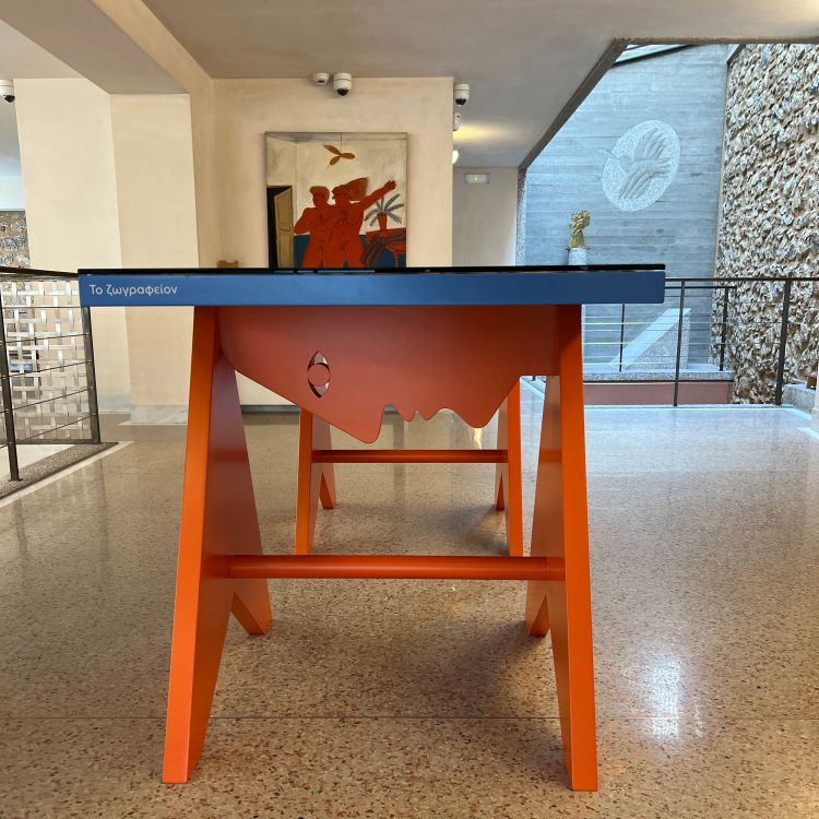 Ein Tisch von Alekos Fassianos in seinem Athener Museum