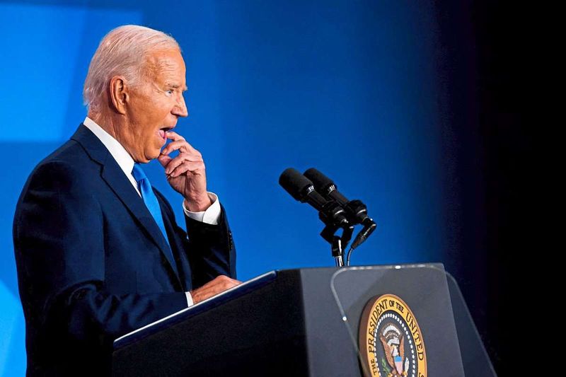 Biden stellt Selenskyj als "Putin" vor und bezeichnet Harris als "Trump"