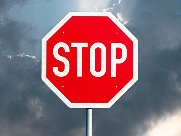 Stop-Tafel, dahinter Unwetter
