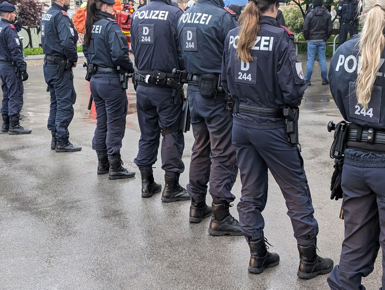 Vergangenen Samstag gab es eine nicht angemeldete Kundgebung von Aktivist*innen, die neben der Auflösung des Verfassungsschutzes auch Aufklärung über die Kontakte zwischen Gottfried Küssel und einem Polizisten forderten. Die Polizei war mit einem großen Aufgebot zur Stelle.