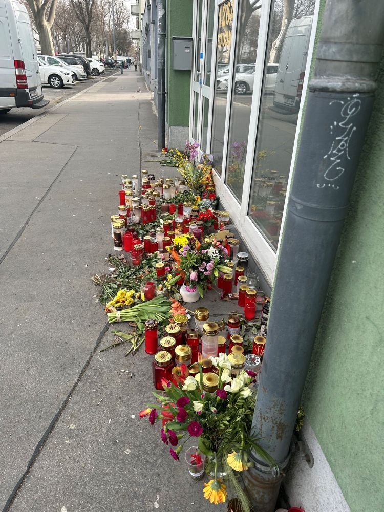 Blumen vor Tatort