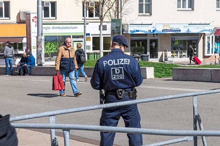 Ein Polizist am Reumannplatz in Wien-Favoriten