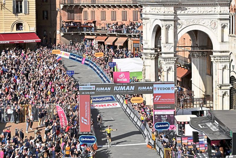 Van Aert gewinnt neunte Giro-Etappe, Roglic verliert viel Zeit