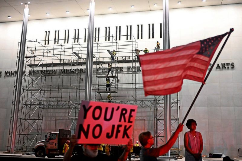 Tafelstreit: Trump-Schriftzug von Washingtoner Kennedy Center entfernt