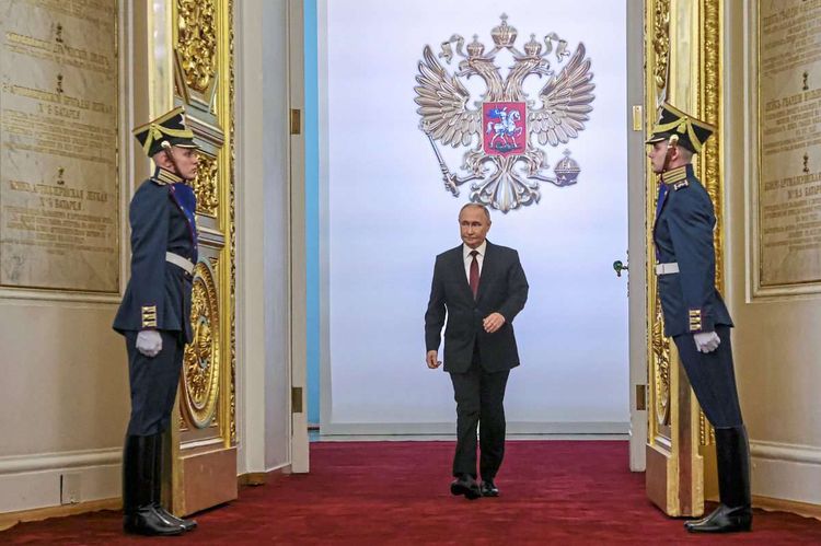 Wladimir Putin schreitet durch eine Tür im Kreml.