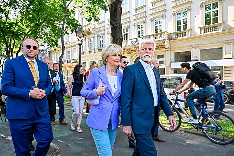 Der tschechische Präsident Petr Pavel, seine Frau Eva und der tschechische Botschafter Jiří Šitler auf der Wiener Ringstraße.