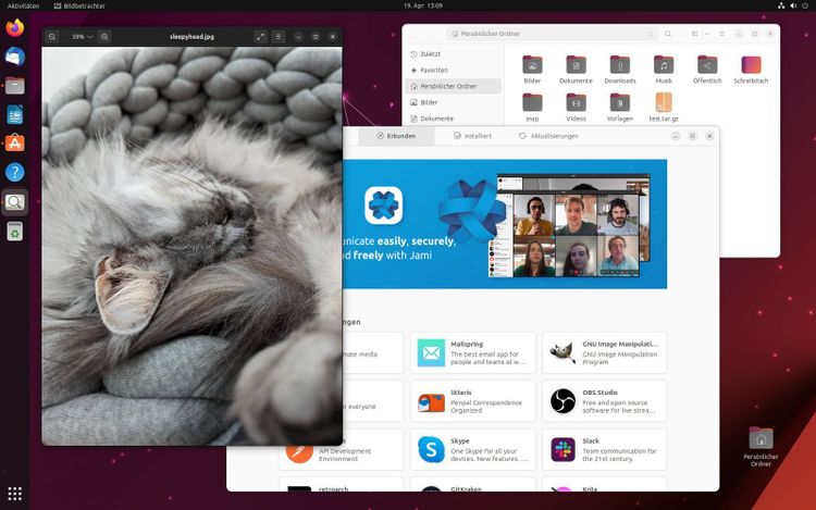 Am Desktop ist das Bild einer schlafenden Katze vor der Softwarezentrale und dem Dateimanager zu sehen. Am linken Bildschirmrand ist das Panel mit Icons für die wichtigsten 'Programme' zu erkennen.