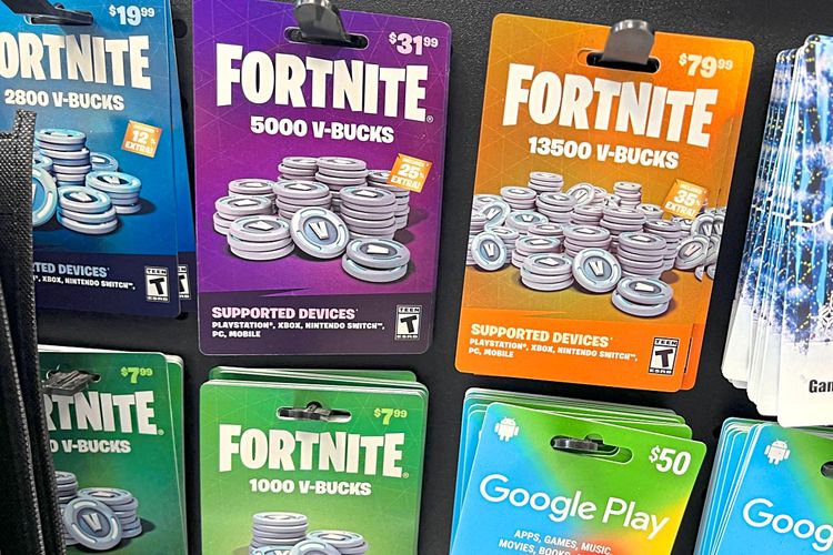 Die In-Game-Währung Fortnite V-Bucks wird bei einem Videospielehändler zum Verkauf angeboten.