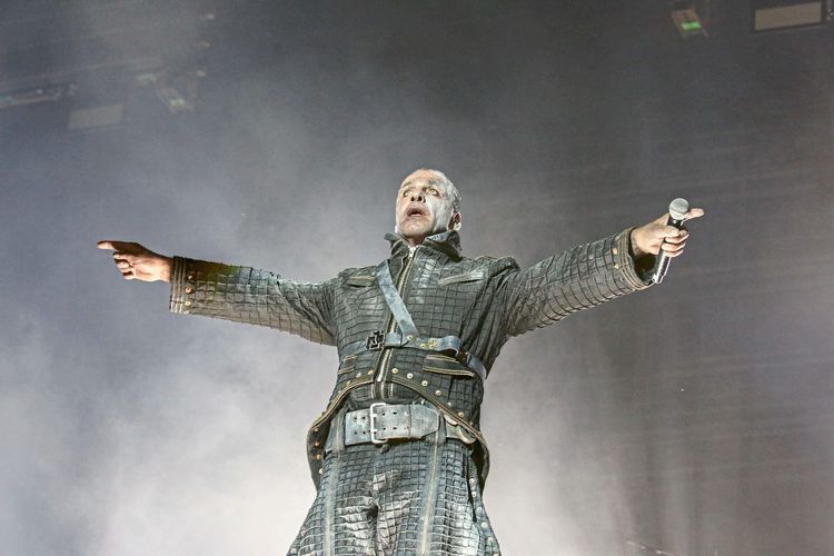 Lindemann bei einem Konzert im Jahr 2016. Geht es um die Geschlechterordnung, dann bewegen sich viele Bands nah an alten bürgerlichen bis katholischen Vorstellungen einer männlichen Überlegenheit.