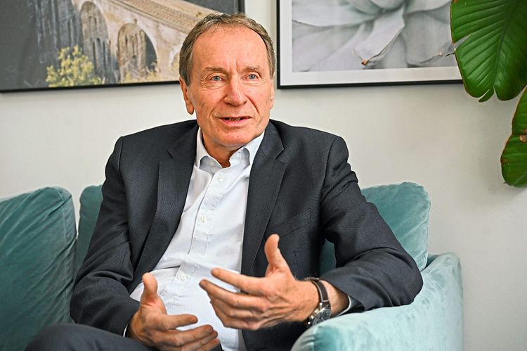 Der Vorstandschef von Schoeller-Bleckmann Oilfield Equipment, Gerald Grohmann, auf einem Sofa sitzend.