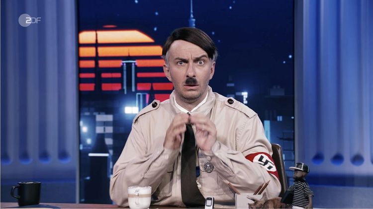 Jan Böhmermann publiziert rechtsextreme Polizeichats - auch als Adolf Hitler verkleidet.