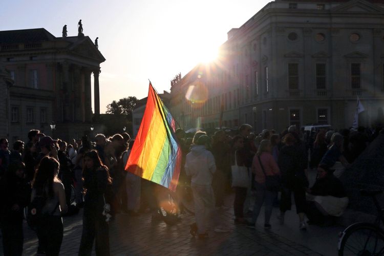 Protestierende mit einer Regenbogenfahne während einer Kundgebung gegen die AfD nach deren Wahlsieg bei der Landtagswahl in Sachsen-Anhalt, am Alten Markt in Potsdam, 7. September 2026. Die Demonstrierenden stehen vor historischer Architektur bei Sonnenschein.