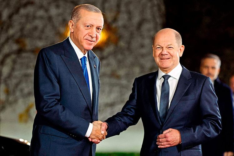 Handschlag zwischen Erdoğan und Scholz.