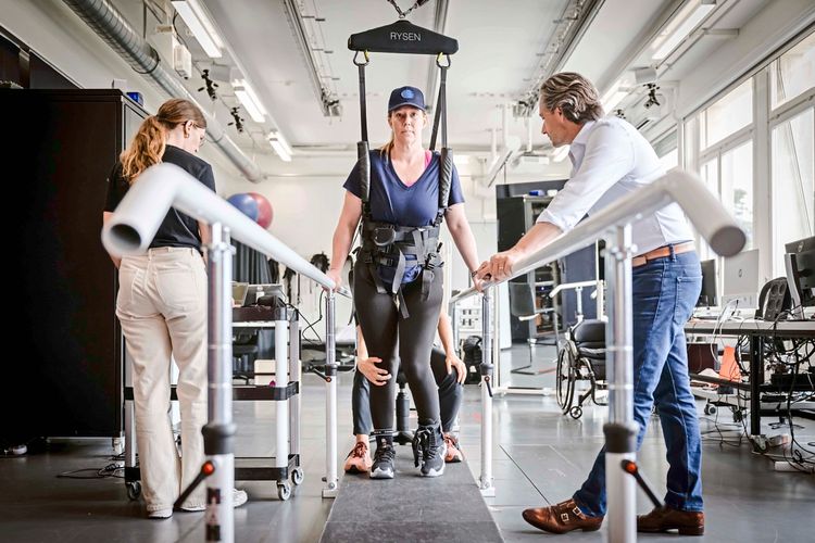 Wie gelähmte Beine wieder laufen lernen