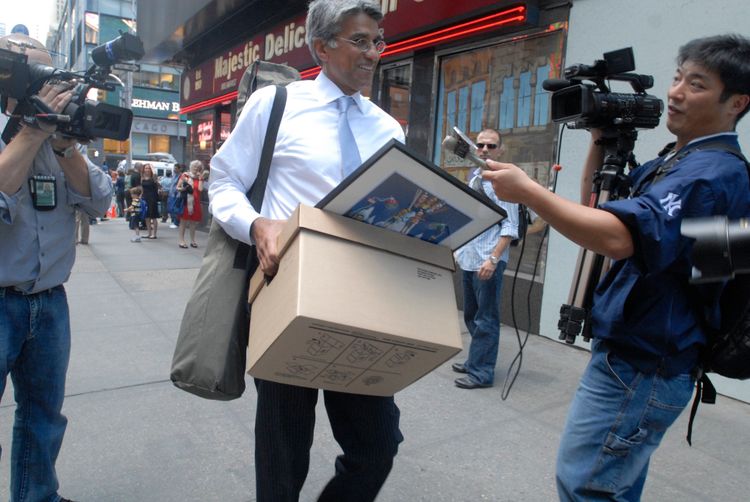 Ein Mitarbeiter von Lehman Brothers verlässt das Gebäude der Bank mit einem Karton in der Hand.