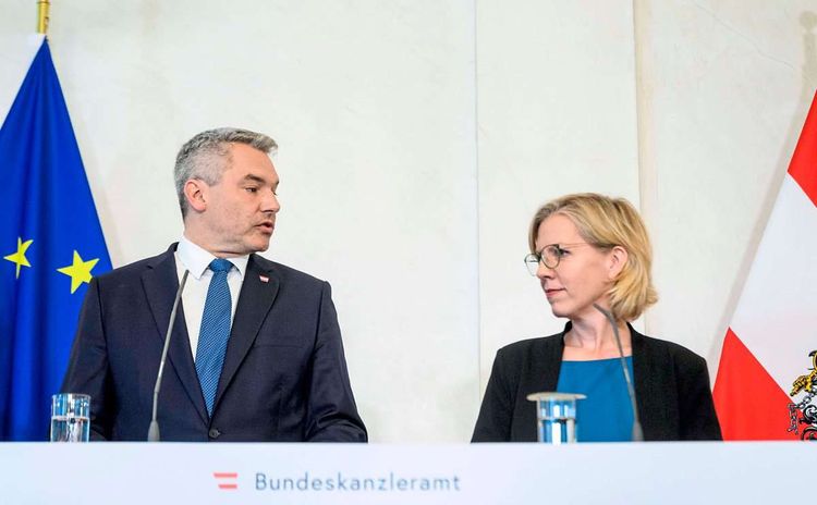 Kanzler Karl Nehammer und Ministeirn Leonore Gewessler bei einer Pressekonferenz.