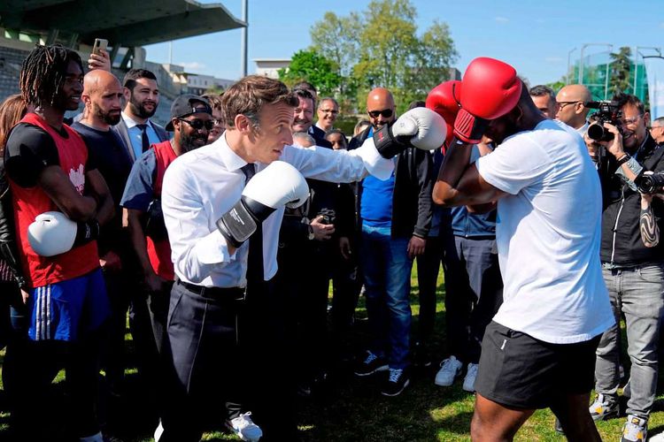 Emmanuel Macron ließ sich schon 2022 in Boxerpose und mit Boxhandschuhen mit dem Amateurboxer Jean-Denis Nzaramba ablichten.