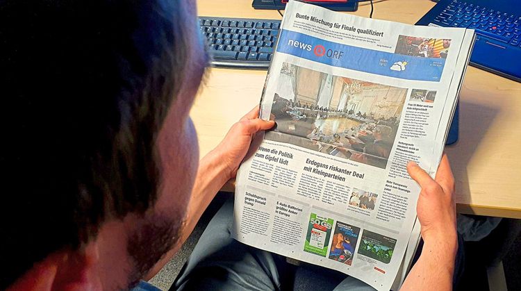 Eine gedruckte 'ORF-Zeitung' vom VÖZ, der Verband Österreichischer Zeitungen kritisiert der mit der 
