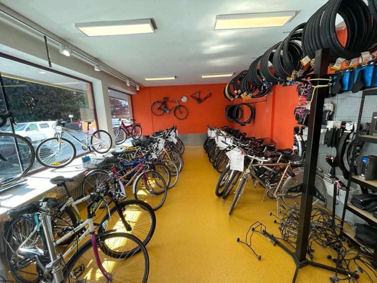 Verkaufsraum mit vielen Fahrrädern im Conrad.