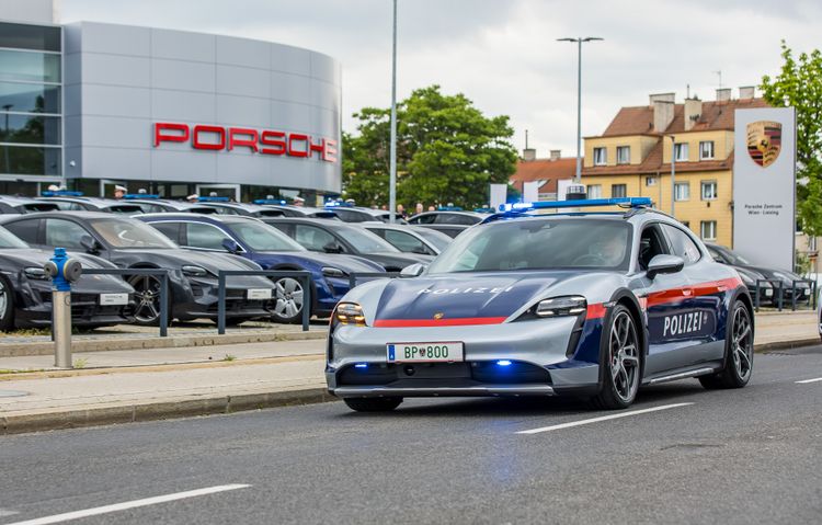 E-Polizeiauto von Porsche auf Straße