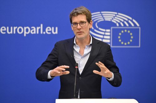 Pascal Canfin bei einer Pressekonferenz der Fraktion Renew Europe im Europäischen Parlament.