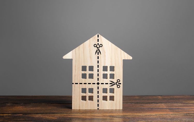 Illustration von einem Holzhaus, dass mit Strichen so markiert ist, als würde man es in vier Teile aufteilen.
