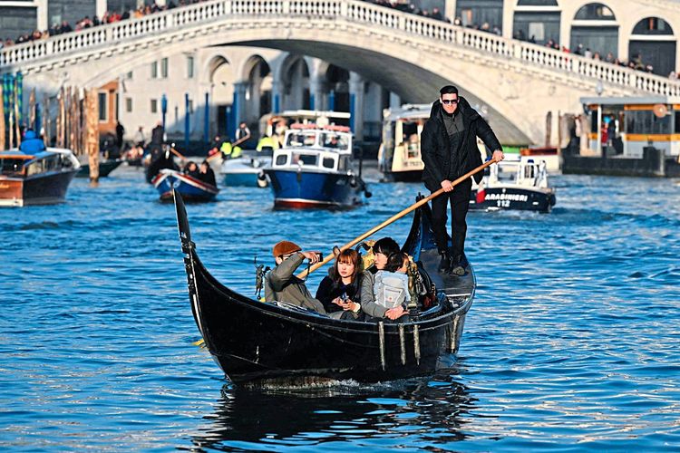 Das schmutzige Wasser in den Kanälen Venedigs hält manche Besucherinnen und Besucher nicht davon ab, darin ein Bad zu nehmen.