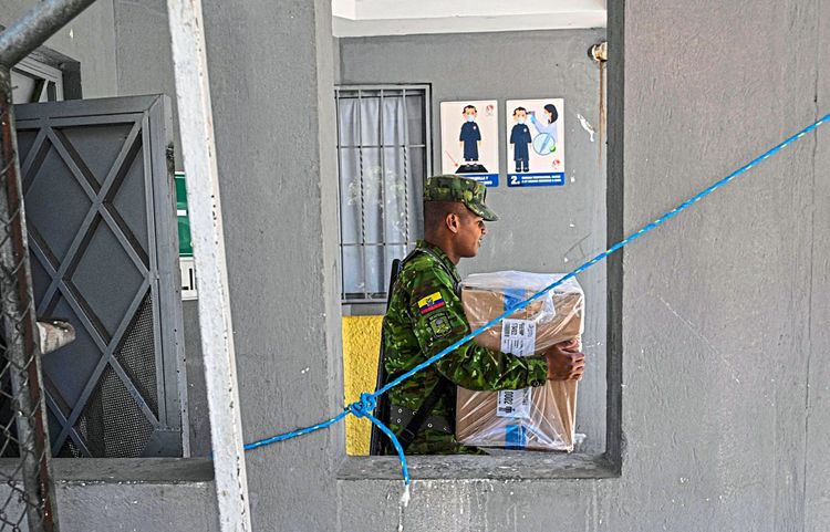 Soldat mit Paket auf dem Arm