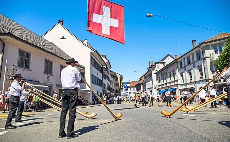 Was geschieht konkret, wenn ein Land seine Währung auf- oder abwertet?