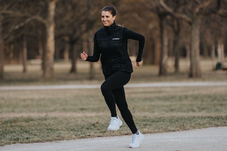 Lauftrainerin Klara Fuchs beim Laufen im Prater
