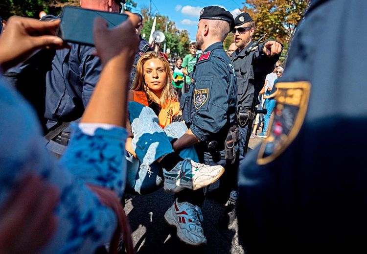 Klimaaktivistin Anja Windl wird von Polizisten weggetragen.