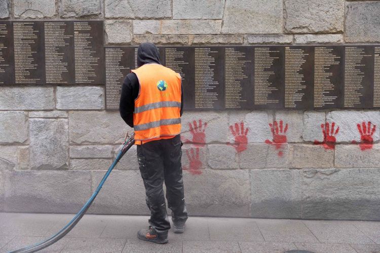 Vandalismus in Paris, der eine falsche Spur legen wollte.
