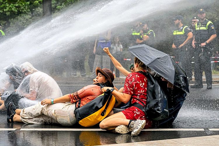 Die Polizei setzt Wasserwerfer gegen Demonstrierende in Den Haag ein.
