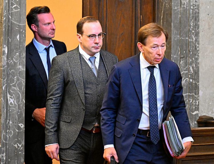 Anwalt Philipp Wolm, Florian Teichtmeister und Anwalt Rudolf Mayer am Straflandesgericht Wien.