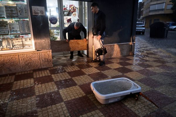 Mindestens-drei-Vermisste-nach-heftigen-Regenf-llen-im-S-den-Spaniens
