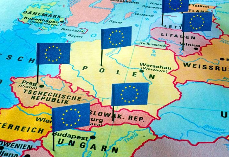 Teile einer Europa-Karte, auf der die neuen EU-Mitglieder mit Fähnchen markiert sind.