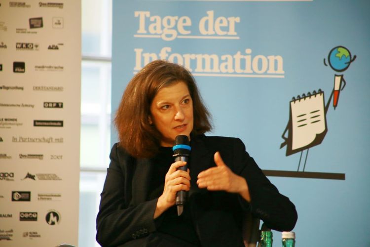 STANDARD-Redakteurin Colette M. Schmidt beim Journalismusfest Innsbruck.