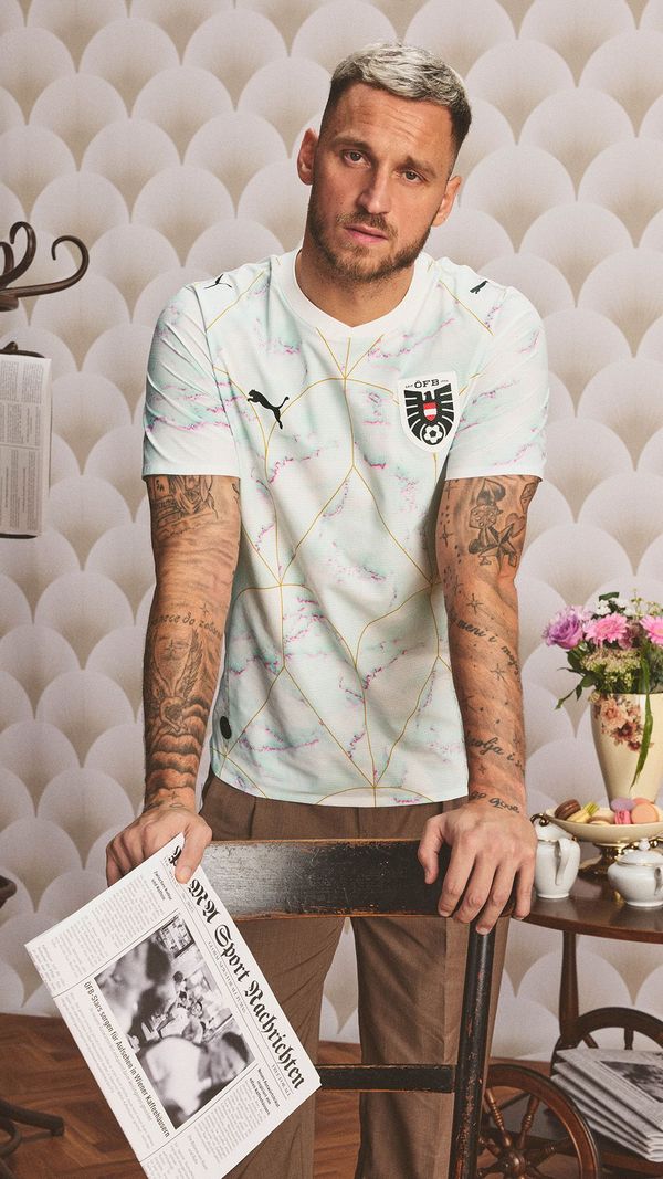 -FB-Ausw-rtstrikot-L-sst-sich-in-diesem-Kaffeehaus-Leiberl-die-WM-gewinnen-