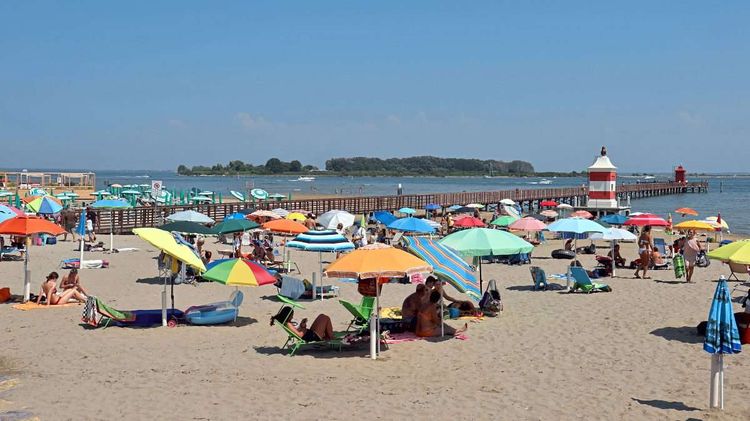Bikinis und freie Oberkörper sind in Lignano nur mehr am Strand, der Strandpromenade, der Lagune und der Bereiche der Häfen und Docks erlaubt.