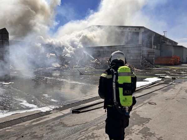 Brand-auf-Mistplatz-in-Wien-Donaustadt