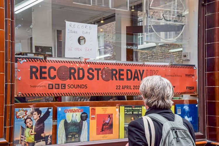 Am Samstag ist wieder weltweit Record Store Day - privat geführte Plattenläden offerieren speziell für diesen Tag produzierte Vinyl-Editionen.