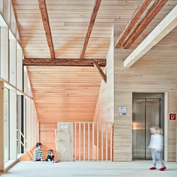 Zu-Besuch-im-pr-mierten-Holzdachbodenkinderparadies